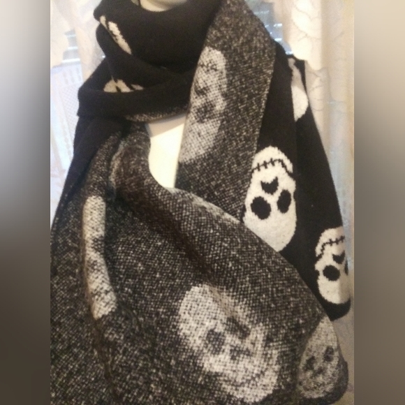 NWT Torrid Black and White Oblong Heavy Knit Scarf - Picture 3 of 5